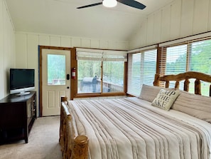 5 bedrooms, in-room safe, iron/ironing board, travel cot - Lake House & Ski Chalet. Quiet, all-sport lake with fun & relaxation year round! (Gobles)