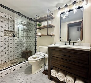 Dutxa, assecador de cabells, bidet i tovalloles 