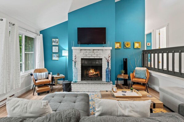 Smart TV, chimenea, oficina