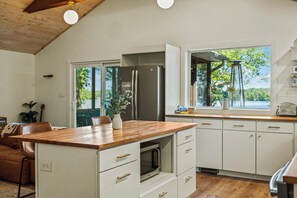 Fridge, microwave, oven, stovetop - Lake Daze by AvantStay | Lakefront w/ Modern Interior, Enclosed Porch & Hot Tub (Pocono Summit)