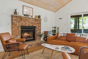 Smart TV, fireplace, video games - Lake Daze by AvantStay | Lakefront w/ Modern Interior, Enclosed Porch & Hot Tub (Pocono Summit)