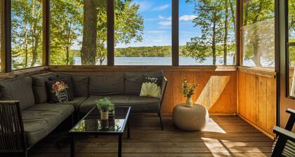 Lake Daze by AvantStay | Lakefront w/ Modern Interior, Enclosed Porch & Hot Tub