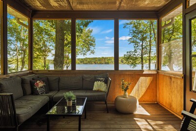 Lake Daze by AvantStay | Lakefront w/ Modern Interior, Enclosed Porch & Hot Tub