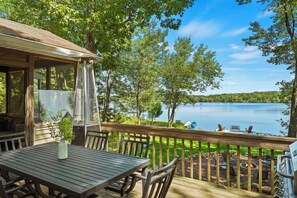 Outdoor dining - Lake Daze by AvantStay | Lakefront w/ Modern Interior, Enclosed Porch & Hot Tub (Pocono Summit)