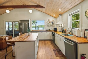 Fridge, microwave, oven, stovetop - Lake Daze by AvantStay | Lakefront w/ Modern Interior, Enclosed Porch & Hot Tub (Pocono Summit)