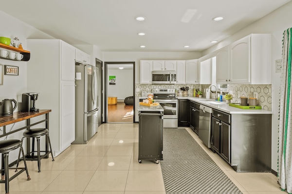 Kylskåp, mikrovågsugn, ugn och spishäll