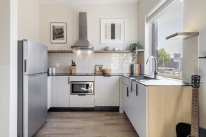 KĂŒhlschrank, Mikrowelle, Herdplatte, Wasserkocher mit Kaffee-/Teezubehör