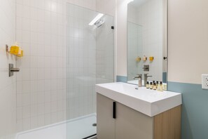 Ducha, secador de pelo, toallas