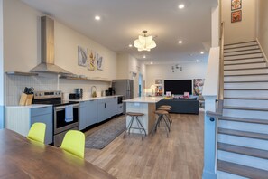 ثلاجة، ميكروويف، فرن، موقد طهي مسطح