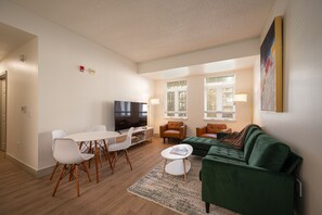 Living area - SPACIOUS & COMFORTABLE location right in the heart of Uptown! (Charlotte)