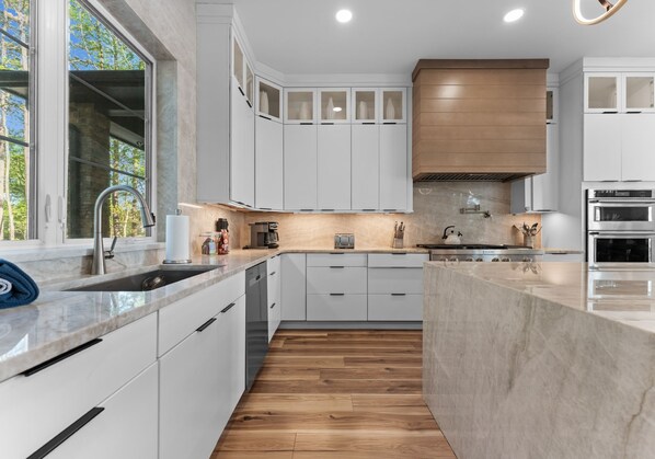 冷蔵庫、電子レンジ、オーブン、コンロ