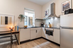 Fridge, microwave, stovetop, coffee/tea maker - Conway D104 by AvantStay | Modern Downtown Studio, Minutes to Broadway (Nashville)