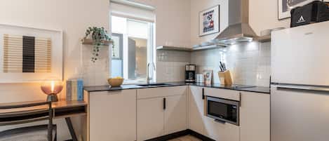 Réfrigérateur, micro-ondes, four, plaque de cuisson