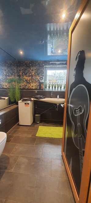 Hårføner, håndklær, såpe og toalettpapir