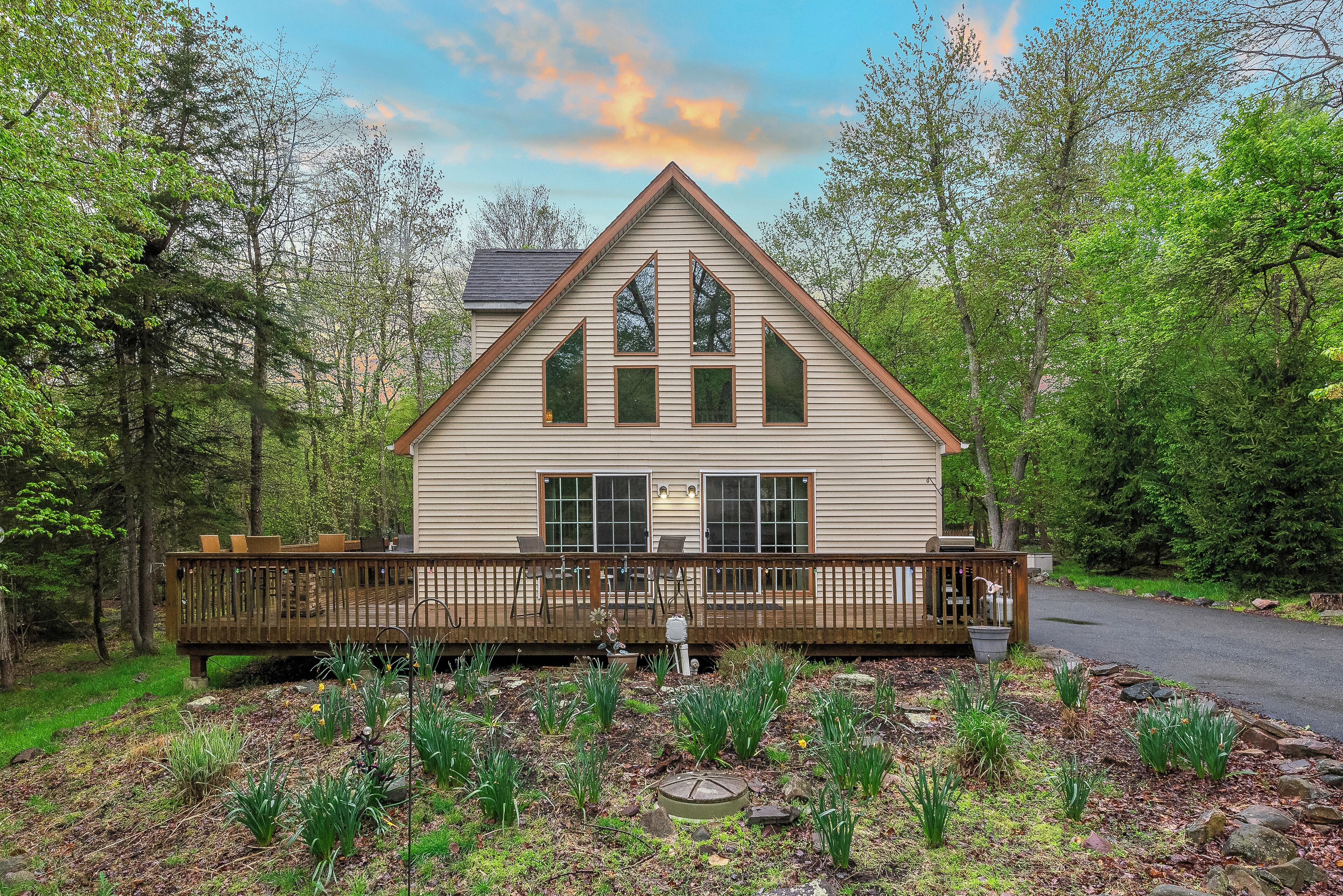 Chalet on Chalet by AvantStay | Bright Cabin w/ Deck & Fire Pit, Near Lake