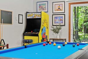 Games room - Maple Oasis by AvantStay | Newly Built w/ Hot Tub, Game Room & Fire Pit (Blakeslee)