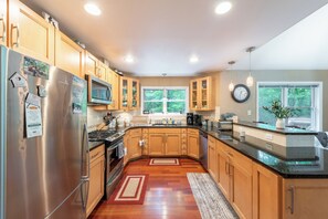 Fridge, microwave, oven, stovetop - Bear Trail Chalet by AvantStay | Retreat w/ Outdoor Living Deck & Fire Pit (Pocono Lake)