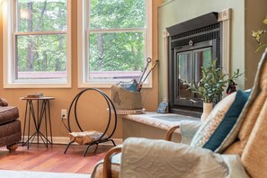 Smart TV, fireplace, offices - Bear Trail Chalet by AvantStay | Retreat w/ Outdoor Living Deck & Fire Pit (Pocono Lake)