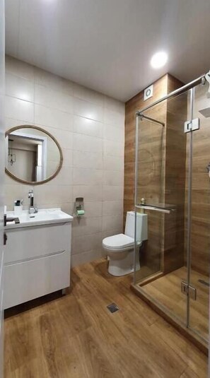 Secadora de cabello, toallas, jabón, papel de baño
