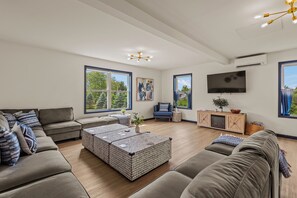 Smart TV, chimenea, futbolito y tenis de mesa 