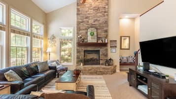 TV connectée, cheminée, jeux vidéo, baby-foot