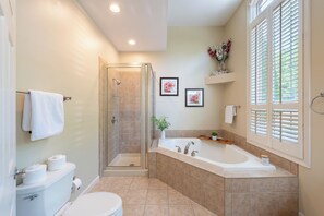 Shower, hair dryer, towels - Highland Hideaway by AvantStay | Poconos Retreat + Game Room + Pool/Lake Passes (Lake Harmony)