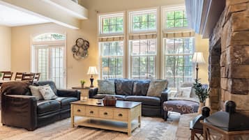 TV connectée, cheminée, jeux vidéo, baby-foot