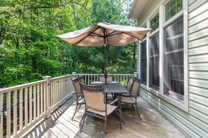 Outdoor dining - Highland Hideaway by AvantStay | Poconos Retreat w Game Room + 3 min to Skiing! (Lake Harmony)