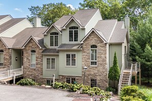 Exterior - Highland Hideaway by AvantStay | Poconos Retreat w Game Room + 3 min to Skiing! (Lake Harmony)