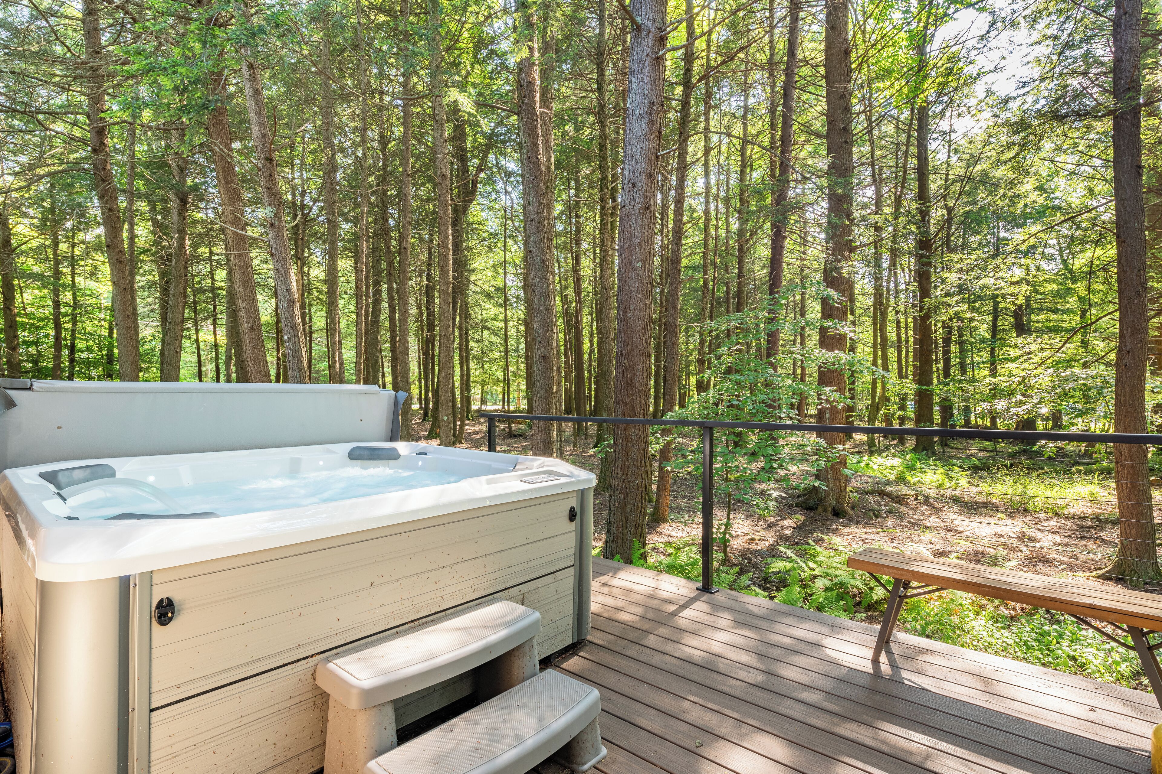 Lakeshore Oasis by AvantStay | Private Beach, Views, Hot Tub, Volleyball