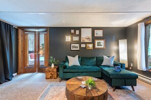 Smart TV, fireplace, video games, offices - Lakeshore Oasis by AvantStay | Private Beach, Views, Hot Tub, Volleyball (Pocono Lake)