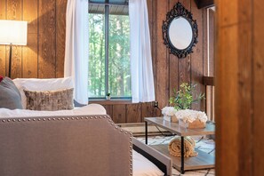 3 bedrooms, desk, iron/ironing board, free WiFi - Lakeshore Oasis by AvantStay | Private Beach, Views, Hot Tub, Volleyball (Pocono Lake)