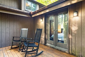 Terrace/patio - Lakeshore Oasis by AvantStay | Private Beach, Views, Hot Tub, Volleyball (Pocono Lake)