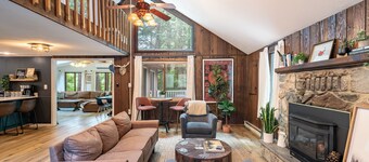 Lakeshore Oasis by AvantStay | Private Beach, Views, Hot Tub, Volleyball