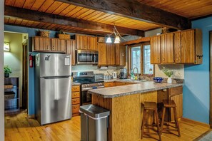 冷蔵庫、電子レンジ、オーブン、コンロ