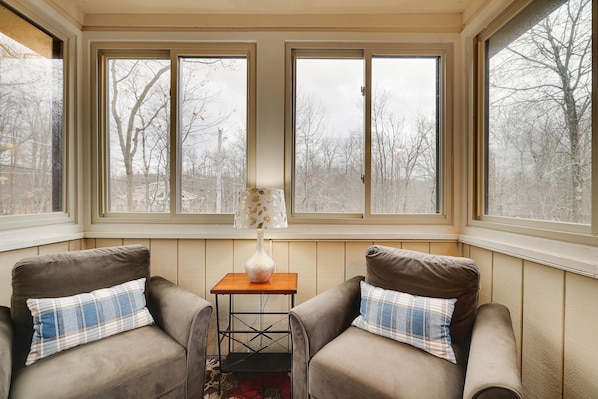 Een smart-tv, een open haard, videogames en een kantoor