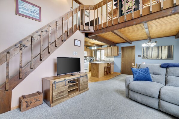 Una Smart TV, una chimenea, videojuegos, una oficina