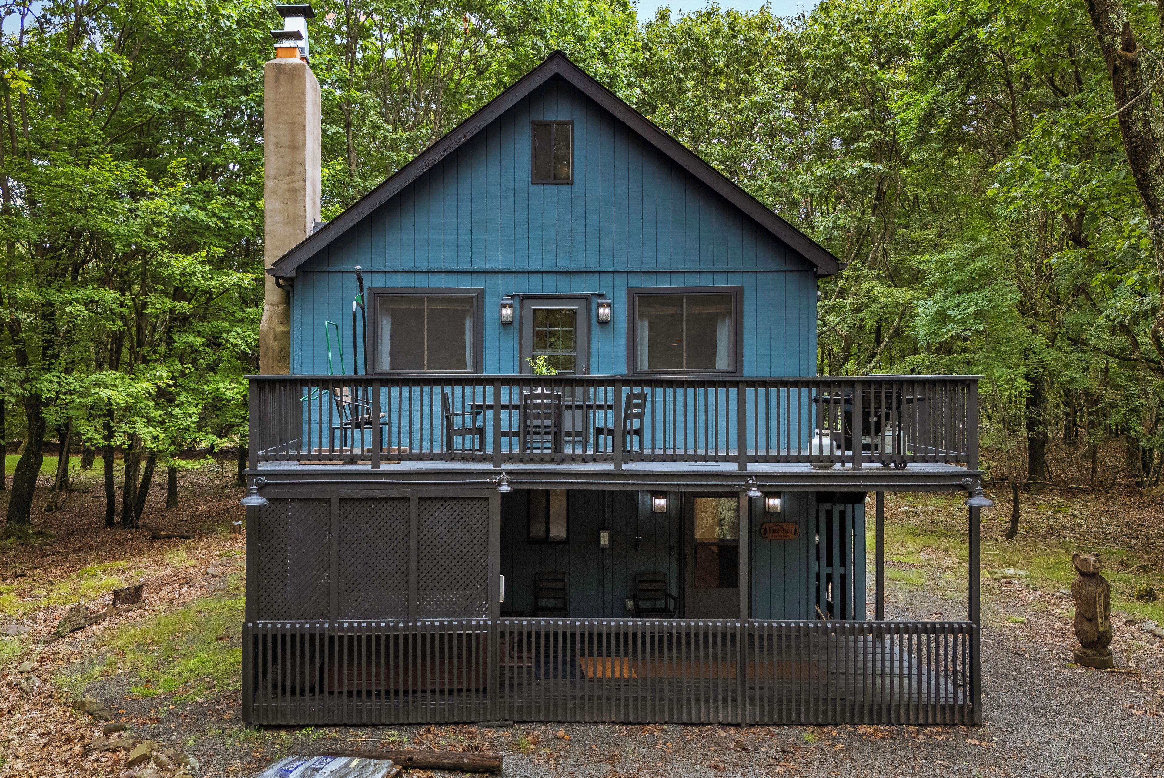Moose Tracks by AvantStay | Hot Tub, Game Room, Deck, Firepit