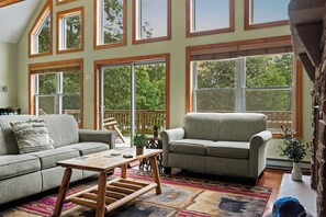 Smart TV, fireplace, video games, table football - Otter Banks by AvantStay | Sleeps 18 + Hot Tub, Views, Game Room (Albrightsville)