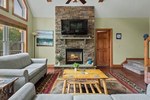 Smart TV, fireplace, video games, table football - Otter Banks by AvantStay | Sleeps 18 + Hot Tub, Views, Game Room (Albrightsville)