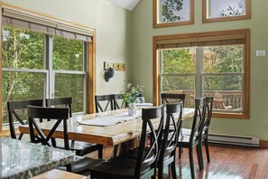 Dining - Otter Banks by AvantStay | Sleeps 18 + Hot Tub, Views, Game Room (Albrightsville)