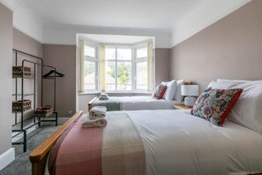 3 quartos, escrivaninha, ferros/tábuas de passar roupa, berço de viagem