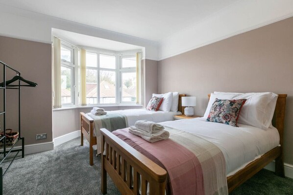 3 quartos, escrivaninha, ferros/tábuas de passar roupa, berço de viagem