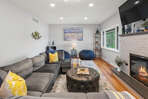 Smart TV, chimenea y oficina 