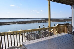 Outdoor dining - The Salty Pinecone-Waterfront-Peaceful (Chincoteague)