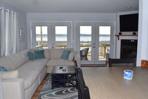 Living area - The Salty Pinecone-Waterfront-Peaceful (Chincoteague)