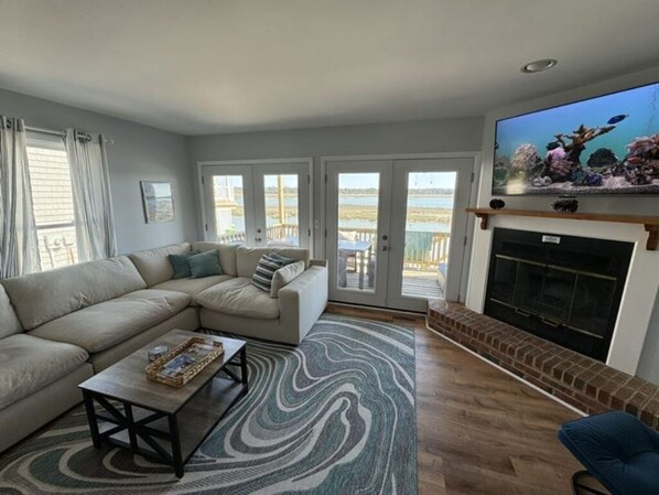Living area - The Salty Pinecone-Waterfront-Peaceful (Chincoteague)