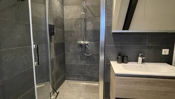 Chambre Confort | Salle de bain | Articles de toilette gratuits, sèche-cheveux