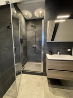Quarto conforto | Banheiro | Produtos de toalete grátis, secador de cabelo