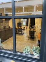 Refrigerador em uma área comum, micro-ondas em uma área comum